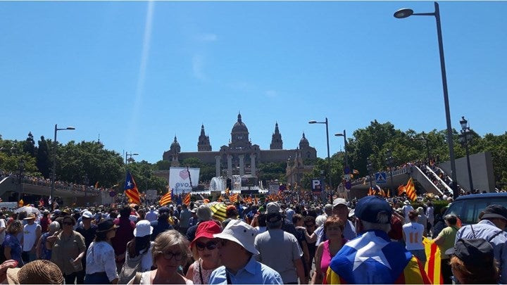 Βαρκελώνη: Χιλιάδες διαδηλωτές υπέρ του δημοψηφίσματος για την ανεξαρτησία της Καταλωνίας (εικόνες)